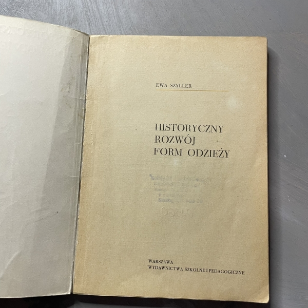 Historia rozwoju form odzieży - Ewa Szyller