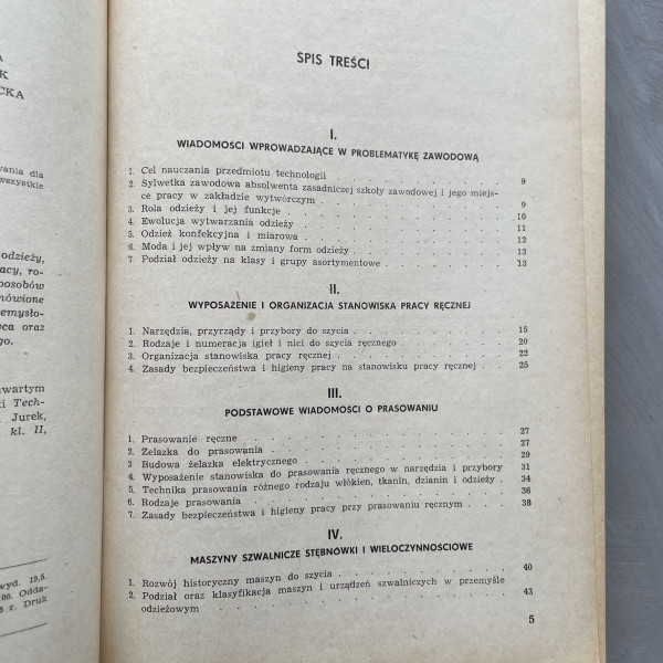 Krawiectwo. Podręcznik technologii dla ZSZ - Marian Bujalski
