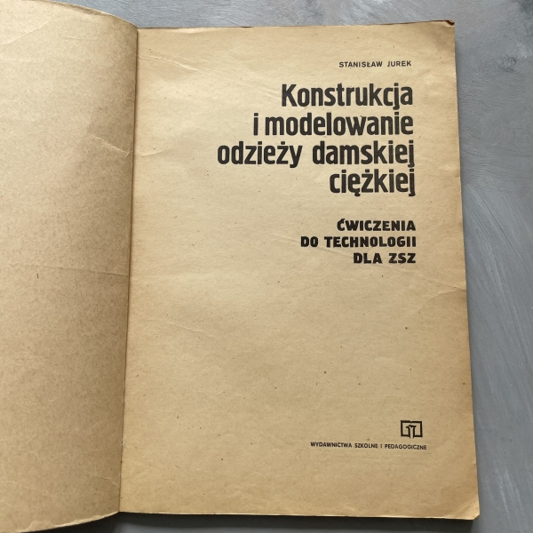 Konstrukcja i modelowanie odzieży damskiej ciężkiej - Stanisław Jurek