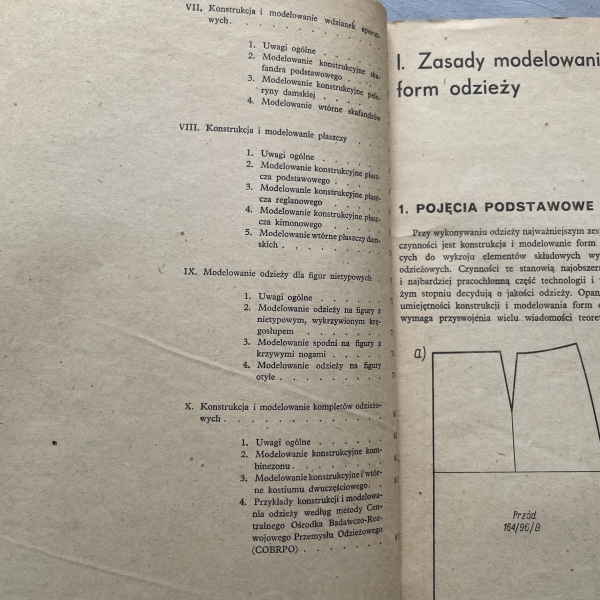 Konstrukcja i modelowanie odzieży damskiej ciężkiej - Stanisław Jurek