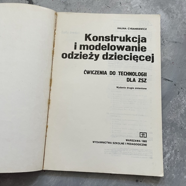 Konstrukcja i modelowanie odzieży dziecięcej - Halina Cyrankiewicz