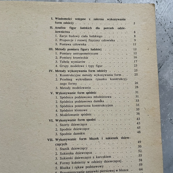 Konstrukcja i modelowanie odzieży damskiej lekkiej - Maria Bily-Czopowa