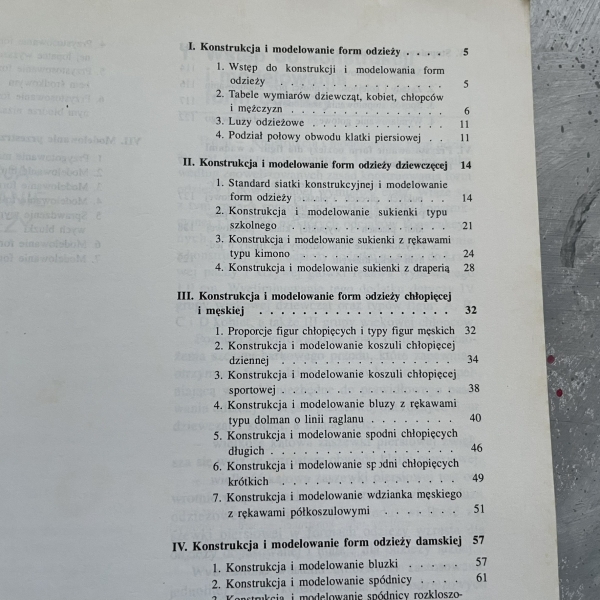 Konstrukcja i modelowanie odzieży lekkiej 2 - Krystyna Trzecińska