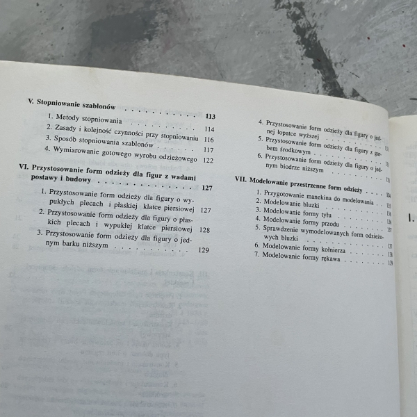 Konstrukcja i modelowanie odzieży lekkiej 2 - Krystyna Trzecińska