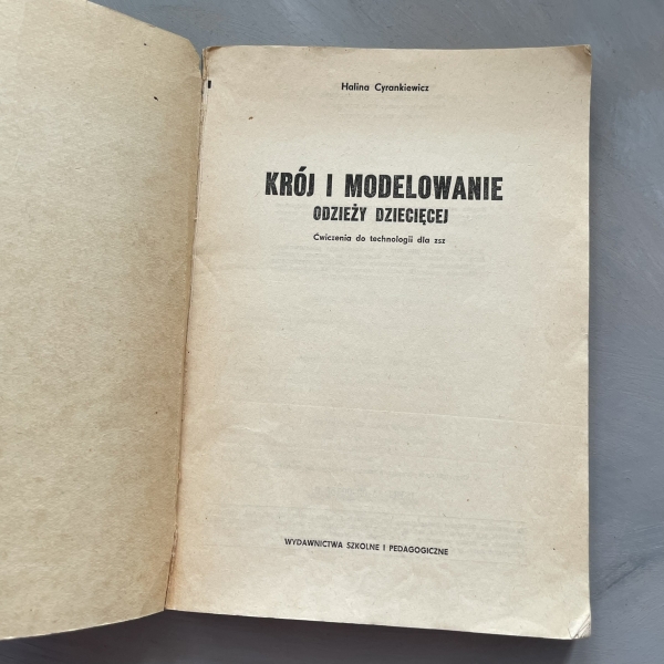 Krój i modelowanie odzieży dziecięcej - Halina Cyrankiewicz